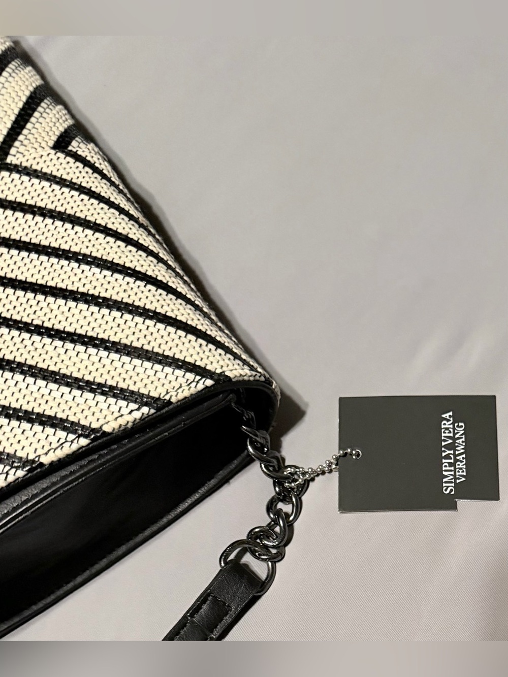 ✨✨NWT✨✨Simply Vera Wang Black & White Chevron Crossbody Bag - Picture 4 of 11
